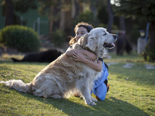 Niña abrazando perro