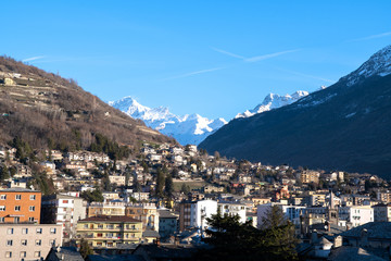 Obraz premium 春の朝のアオスタの風景（イタリア ヴァッレ・ダオスタ州）