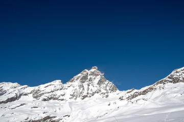 モンテ・チェルヴィーノ（イタリア側から見たマッターホルン）とヘリコプター　プラン・メゾンより（3月、イタリア　ヴァッレ・ダオスタ州）