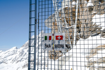 ブレイユ＝チェルヴィナイア　プラトー・ローザのイタリア・スイス国境（3月、イタリア　ヴァッレ・ダオスタ州、スイス　ヴァレー州）