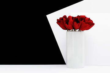 vaso bianco tulipani rossi isolato