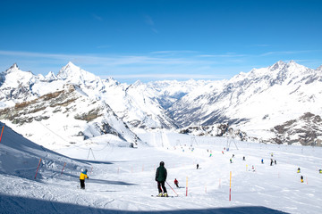 Fototapeta na wymiar ブレイユ＝チェルヴィナイア　プラトー・ローザからスイス・ツェルマットに下るスキーコース（3月、イタリア　ヴァッレ・ダオスタ州、スイス　ヴァレー州）