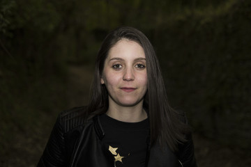 RETRATO CHICA JOVEN PIEL CLARA FONDO NEGRO 