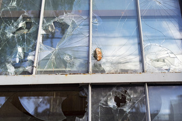 Stone broke the glass in the building of the city, vandals and hooligans
