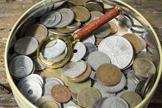Boite métallique remplie de monnaies de collection