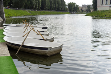Obraz premium Rest in the Park with the lake and boats