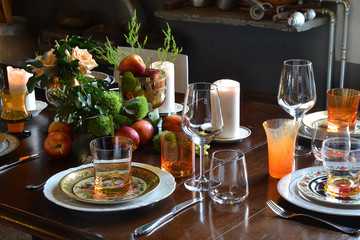 Mesa decorada para celebracion de matrimonio.