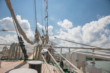 Obraz premium Ropes and Cleats on the Bow of a Wooden Sailboat