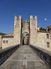 Obraz premium Besalu, średniowieczna wioska La Garrotxa, w prowincji Girona, Autonomiczna Wspólnota Katalonii, Hiszpania