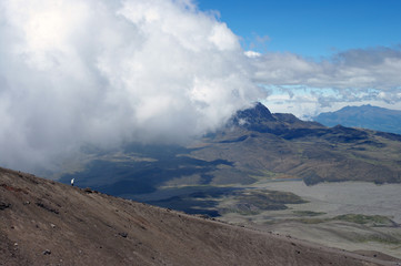 Silhouette blanche sur la crête