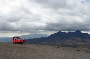 Voiture rouge sur les pentes du Cotopaxi