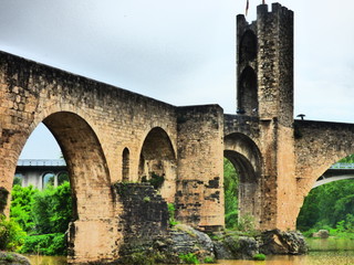 Obraz premium Besalu, pueblo medieval de la Garrotxa, en la provincia de Girona, Comunidad Autónoma de Cataluña, España