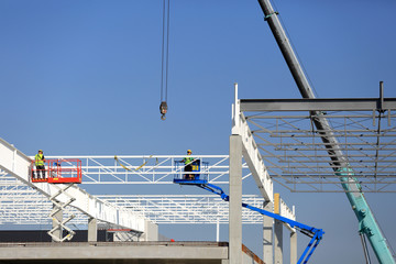 Fototapeta Robotnicy na budowie budynku z konstrukcji stalowych. obraz