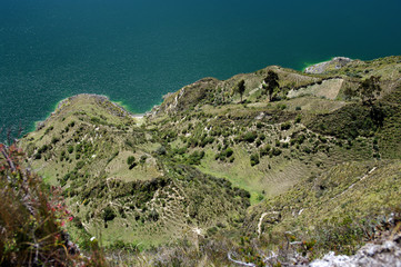 Fototapeta na wymiar Pentes descendant au cratère de Quilotoa