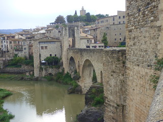 Puente de Besalu, pueblo medieval de la Garrotxa, en la provincia de Gerona (Catalu&ntilde;a, Espa&ntilde;a)