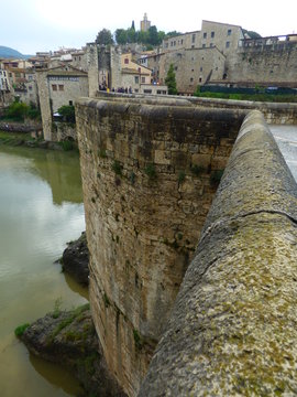 Puente de Besalu, pueblo medieval de la Garrotxa, en la provincia de Gerona (Cataluña, España)