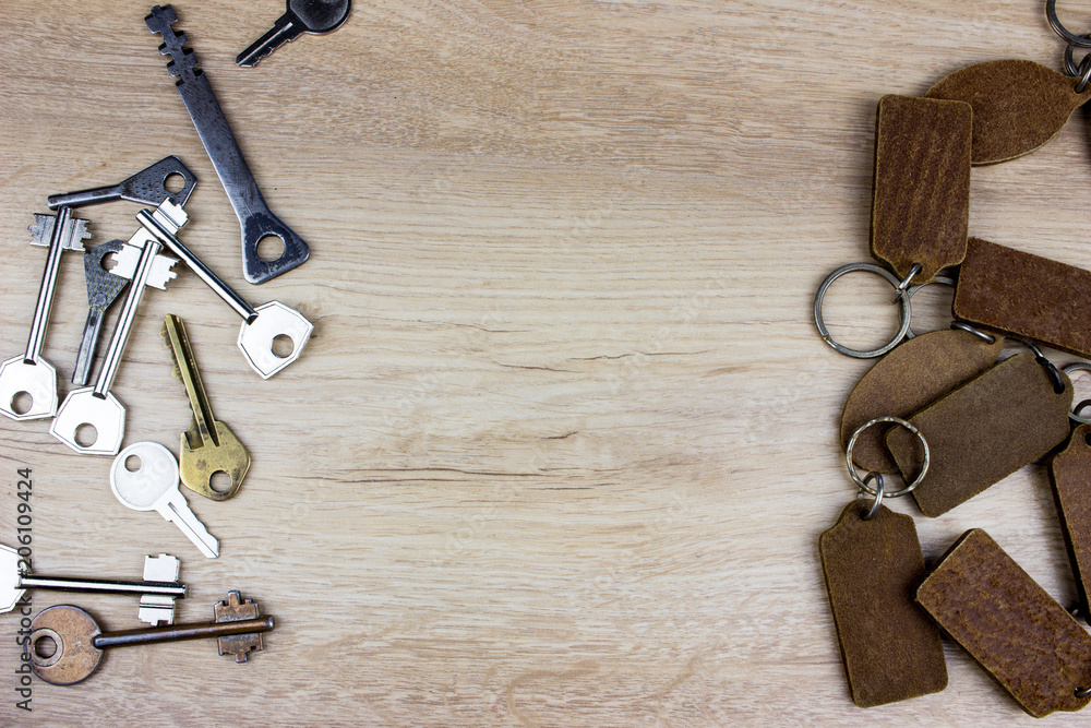 Aufkleber many different keys in oder on wooden background. empty space for text and design