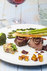 Gegrilltes Steak mit Spargel auf einem Teller