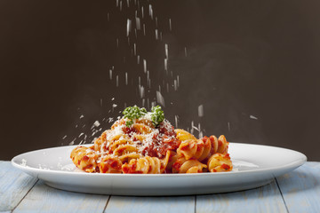 Parmesan fällt auf pasta