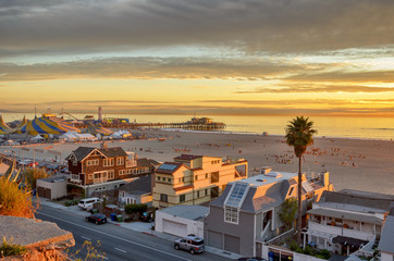 View of Santa Monica beach, pier and ocean front homes at sunset. - obrazy, fototapety, plakaty