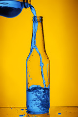 napełnianie butelki po piwie wodą