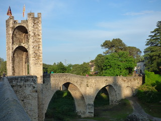 Obraz premium Besalu, pueblo medieval de la Garrotxa, en la provincia de Gerona, Comunidad Autónoma de Cataluña, España