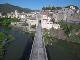 Fototapeta na wymiar Drone en Besalu, pueblo medieval de la Garrotxa, en la provincia de Gerona, Comunidad Autónoma de Cataluña, España. Fotografia aerea con Dron