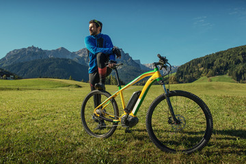Fototapeta na wymiar man with bike in italien dolomites, platzwiese, travel and adventure photography