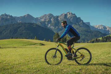 Fototapeta premium man with bike in italien dolomites, platzwiese, travel and adventure photography