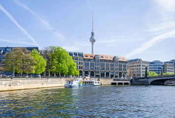 Fototapeta premium Spreeufer z budynkiem wydziału teologicznego, wieży telewizyjnej i mostu Friedrichsa w Berlinie