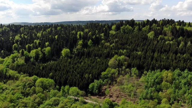 vol au dessus d'une for&ecirc;t sur une colline