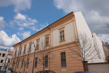 Renovierte Fassade von einem historischen Altbau in Szeged, im Süden von Ungarn, Europa