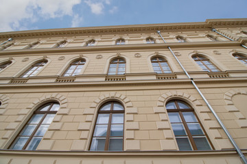 Renovierte Fassade von einem historischen Altbau in Szeged, im Süden von Ungarn, Europa