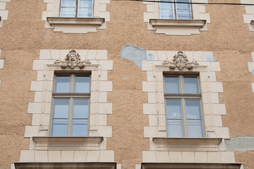 Fototapeta na wymiar Ein renovierungsbedürftiges Gebäude in Szeged, einer Stadt im Süden von Ungarn, Europa