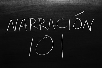 Obraz premium The words Narración 101 on a blackboard in chalk. Translation: Storytelling 101
