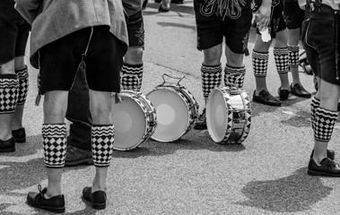 Trommler haben ihre Trommeln auf den Boden gestellt
