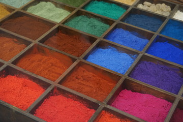 Dunkle und kräftige Farben als Pigmente in einem Sortierkasten zum Färben