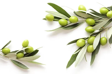 Fotobehang groene olijven op witte achtergrond. frame achtergrond met kopie ruimte © KMNPhoto