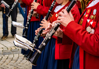 Frauen spielen ein Musikstück auf der Klarinette 