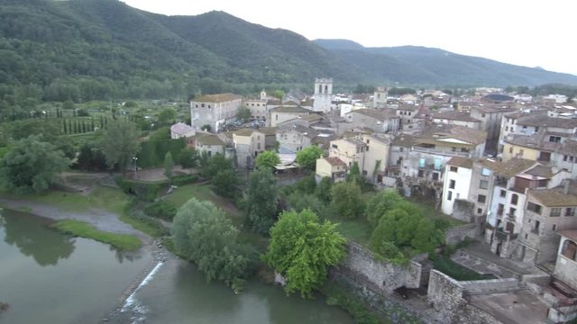 Drone en Besalu, pueblo medieval de la Garrotxa, en la provincia de Gerona, Comunidad Autónoma de Cataluña, España. Video aereo con Dron