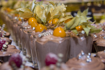 Moccacreme, garniert mit Physalis