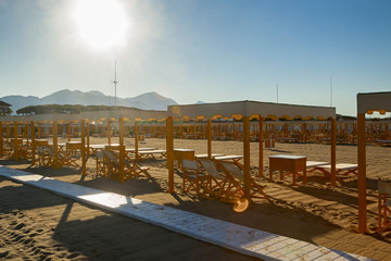 Naklejka premium versilia beach view on sunrise