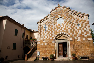 Fototapeta na wymiar church in Asciano, Tuscany, Italy