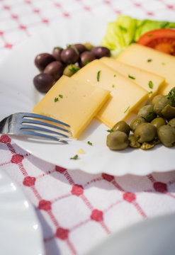Summer salad with olives, tomatoes and cheese