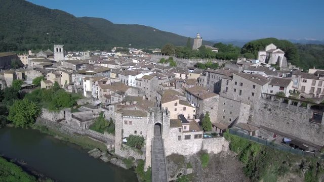 Drone en Besalu, pueblo medieval de la Garrotxa, en la provincia de Gerona, Comunidad Autónoma de Cataluña, España. Video aereo con Dron