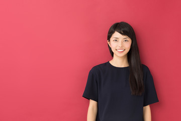 Fototapeta premium 女性ポートレート 赤バック