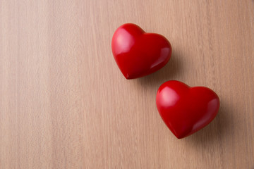 机の上の二つのハートの置物
