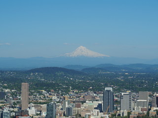 ポートランド市街とフッド山