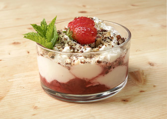 Coppa di gelato con fragole e panna