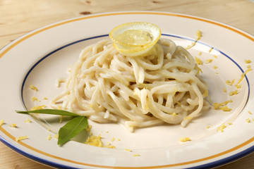 Bucatini al profumo di limone